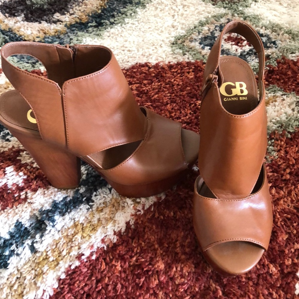 Gianni Bini Brown Platform Heel